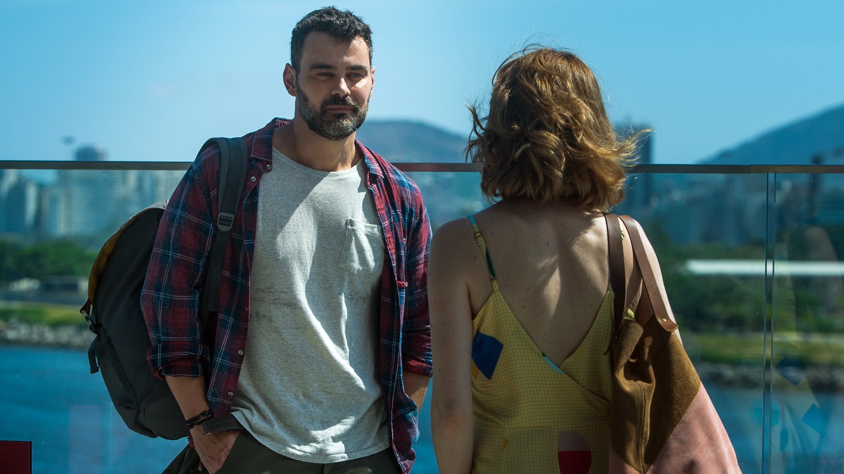 Gabriela ( Camila Morgado ) encontra com o diretor da ONG e se surpreende ao ver que ele é Rafael ( Carmo Dalla Vecchia ), seu ex-namorado