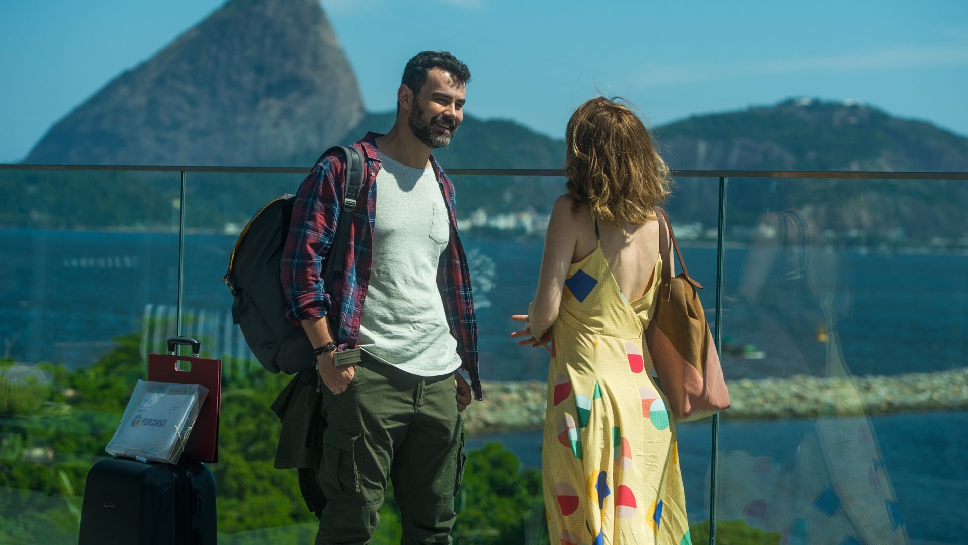 Gabriela ( Camila Morgado ) encontra com o diretor da ONG e se surpreende ao ver que ele é Rafael ( Carmo Dalla Vechia ), seu ex-namorado.