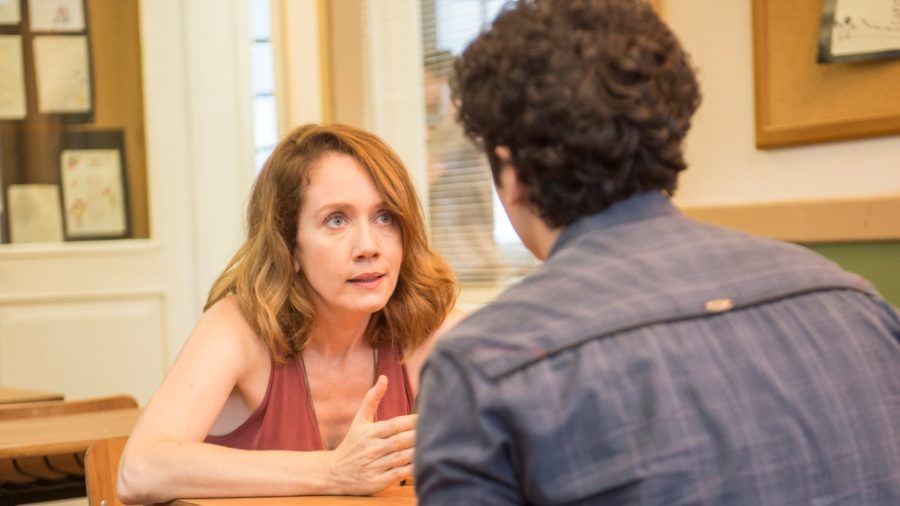 Gabriela (Camila Morgado) conversa com Kavaco (Gabriel Contente) em Malhação - Vidas Brasileiras