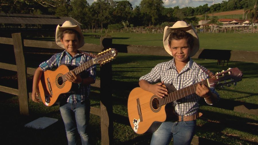 Gêmeos violeiros são atração no Domingo Show