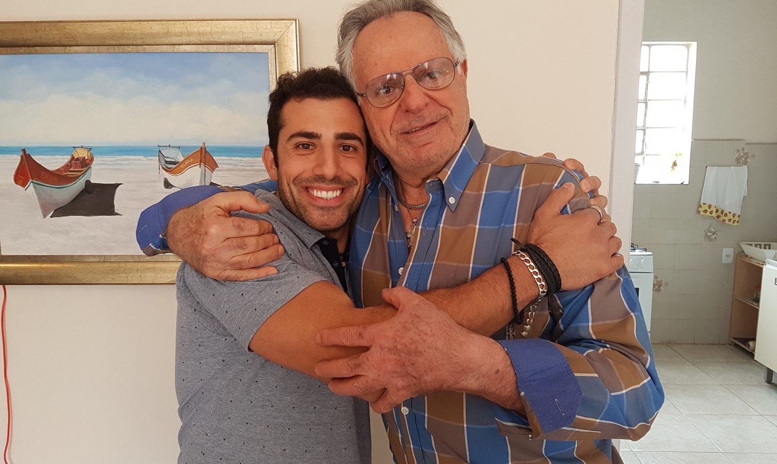 Kaysar posa em foto ao lado do tio Nacib (Reprodução: TV Globo)