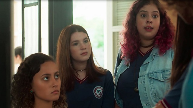 Maria Alice (Alice Milagres) sofre com Jade (Yara charry) depois de ter saído com Alex (Daniel Rangel), em Malhação: Vidas Brasileiras