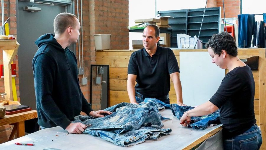 Marcus Lemonis visita pequena confecção na nova temporada de O Sócio