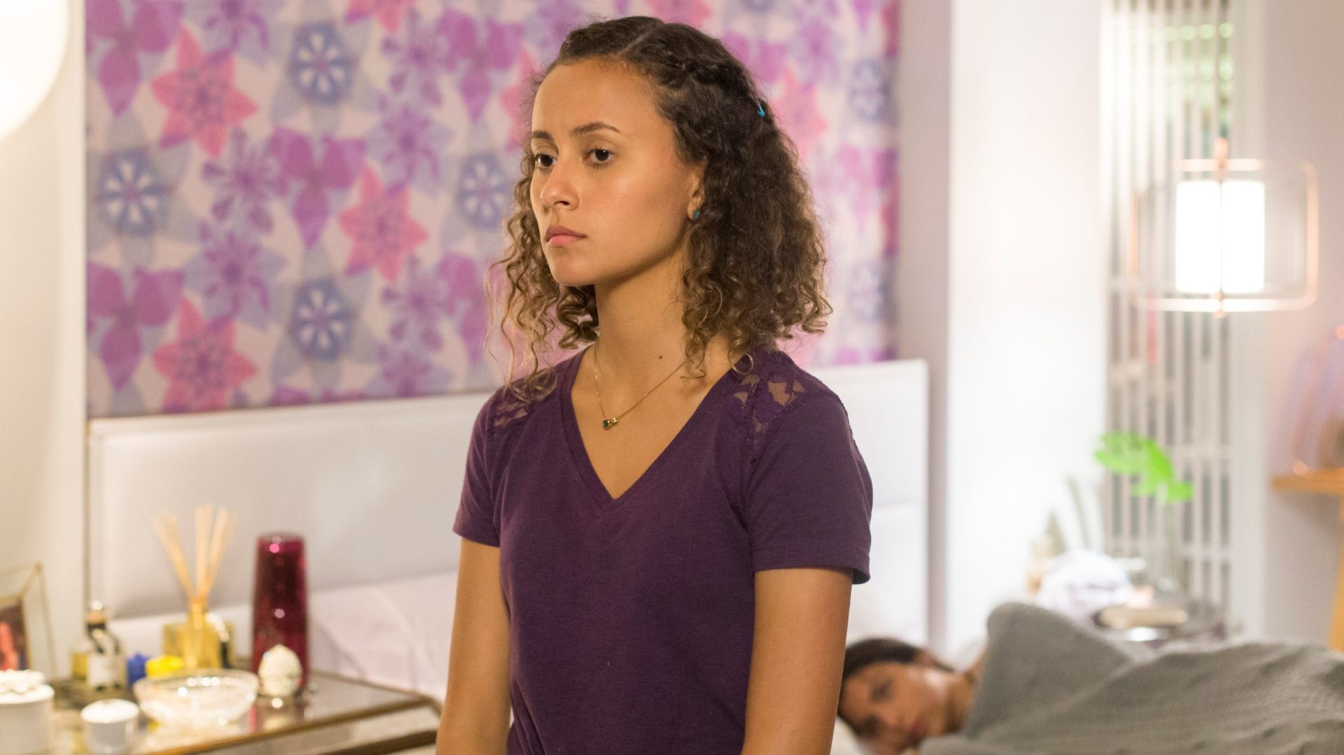 Pérola ( Rayssa Bratillieri ) já deitada na cama ali. Maria Alice ( Alice Milagres ) na quarto com ela.
