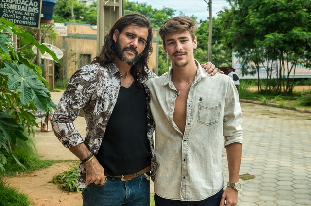 Mariano (Juliano Cazarre) e Johnny (Bruno Montaleone) em O Outro Lado do Paraiso