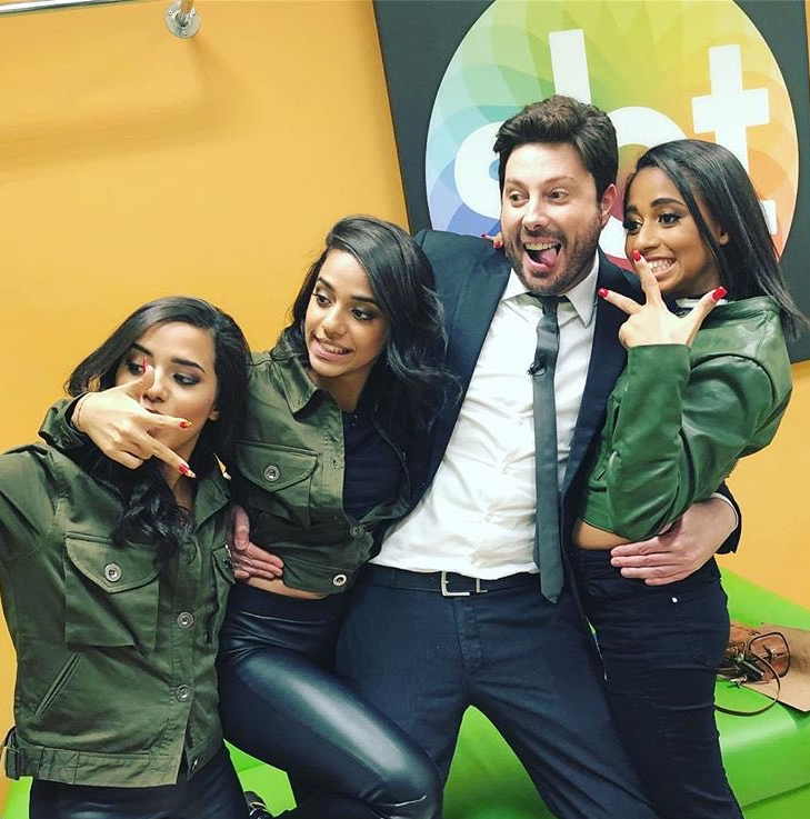 MC Loma e as gêmeas Lacração durante os bastidores de sua entrevista para o programa. Gentili revelou que o fato delas nunca terem comido um Big Mac será assunto do bate-papo