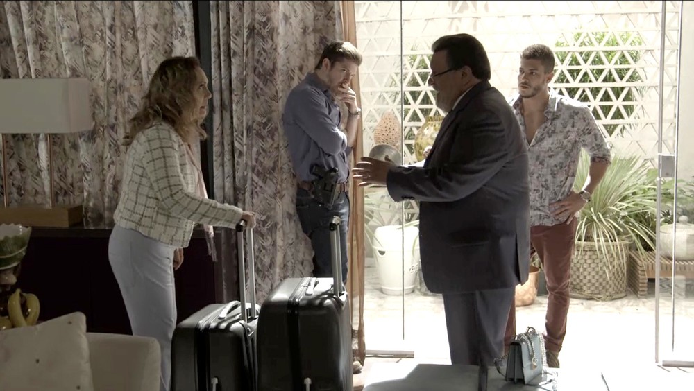 Nadia (Eliane Giardini), Gustavo (Luis Melo), Bruno (Caio Paduan) e Diego (Arthur Aguiar) de O Outro Lado do Paraiso