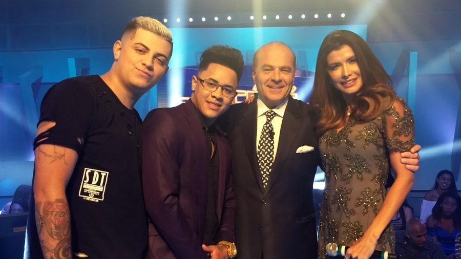 Carol Castelo e os MCs Jhowzinho e Kadinho com Marcelo de Carvalho em O Céu É o Limite