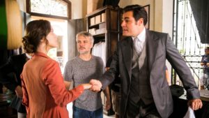 Elisabeta (Nathalia Dill) e Darcy (Thiago Lacerda) - o diretor Fred Mayrink dirige a cena. - Bastidores (Divulgação/ TV Globo)