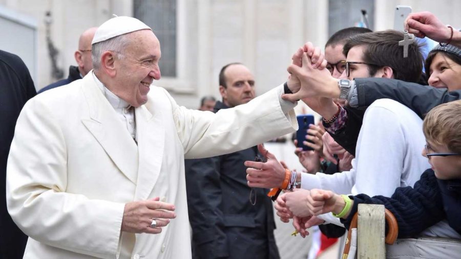 Papa Francisco em meio a fieis