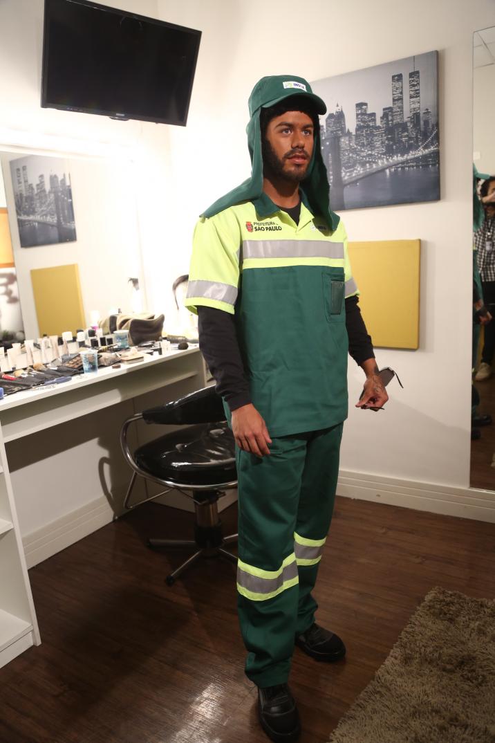 Zé Felipe caracterizado como gari para quadro do programa Hora do Faro
