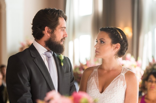 Renato (Rafael Cardoso) e Clara (Bianca Bin) de O Outro Lado do Paraiso