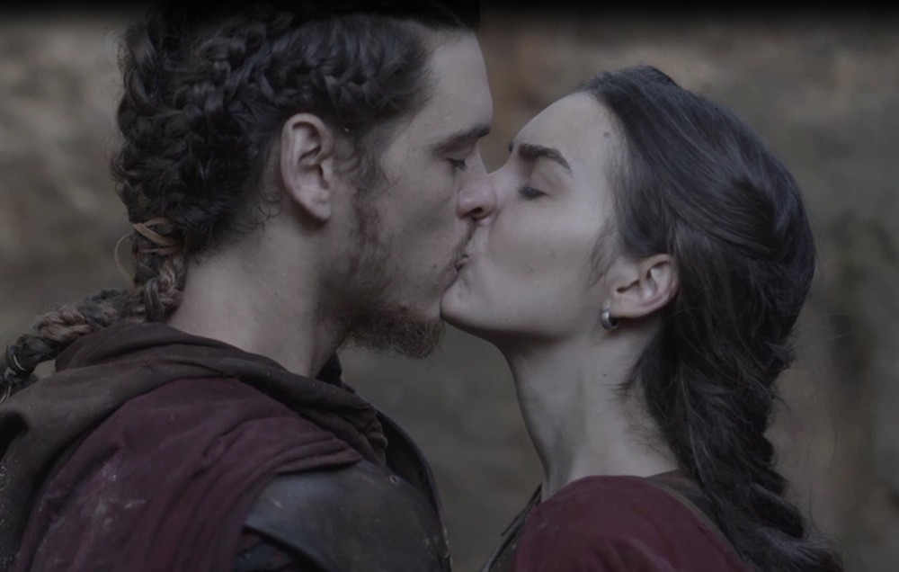 Saulo (Joao Vithor Oliveira) e Selena (Marina Moschen) de Deus Salve o Rei