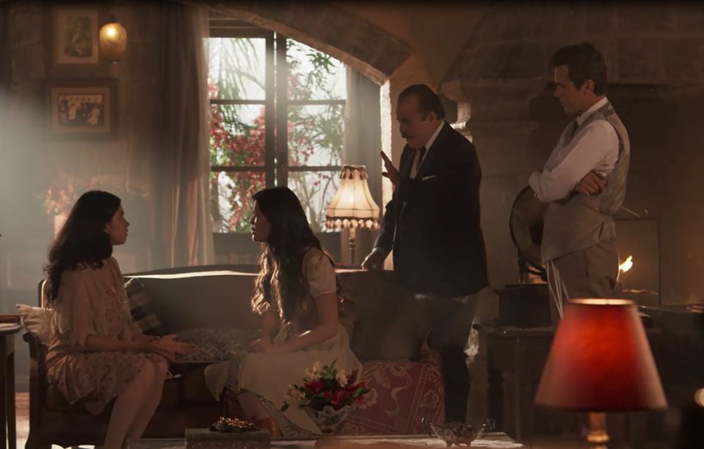 Tereza (Olivia Torres) revela que descobriu crime de Delfina (Leticia Sabatella) em Tempo de Amar