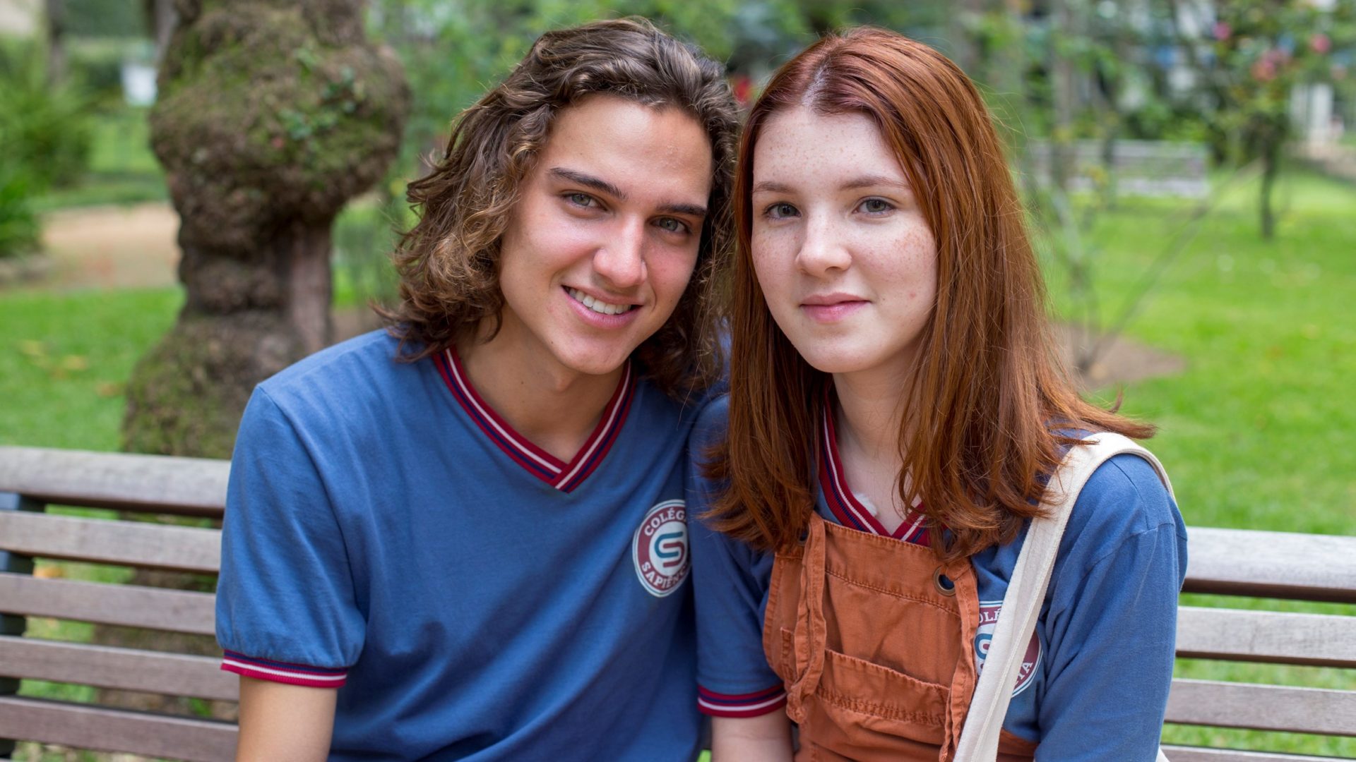 Tito ( Tom Karabachian ) e Flora ( Jeniffer Oliveira ) em Malhação: Vidas Brasileiras