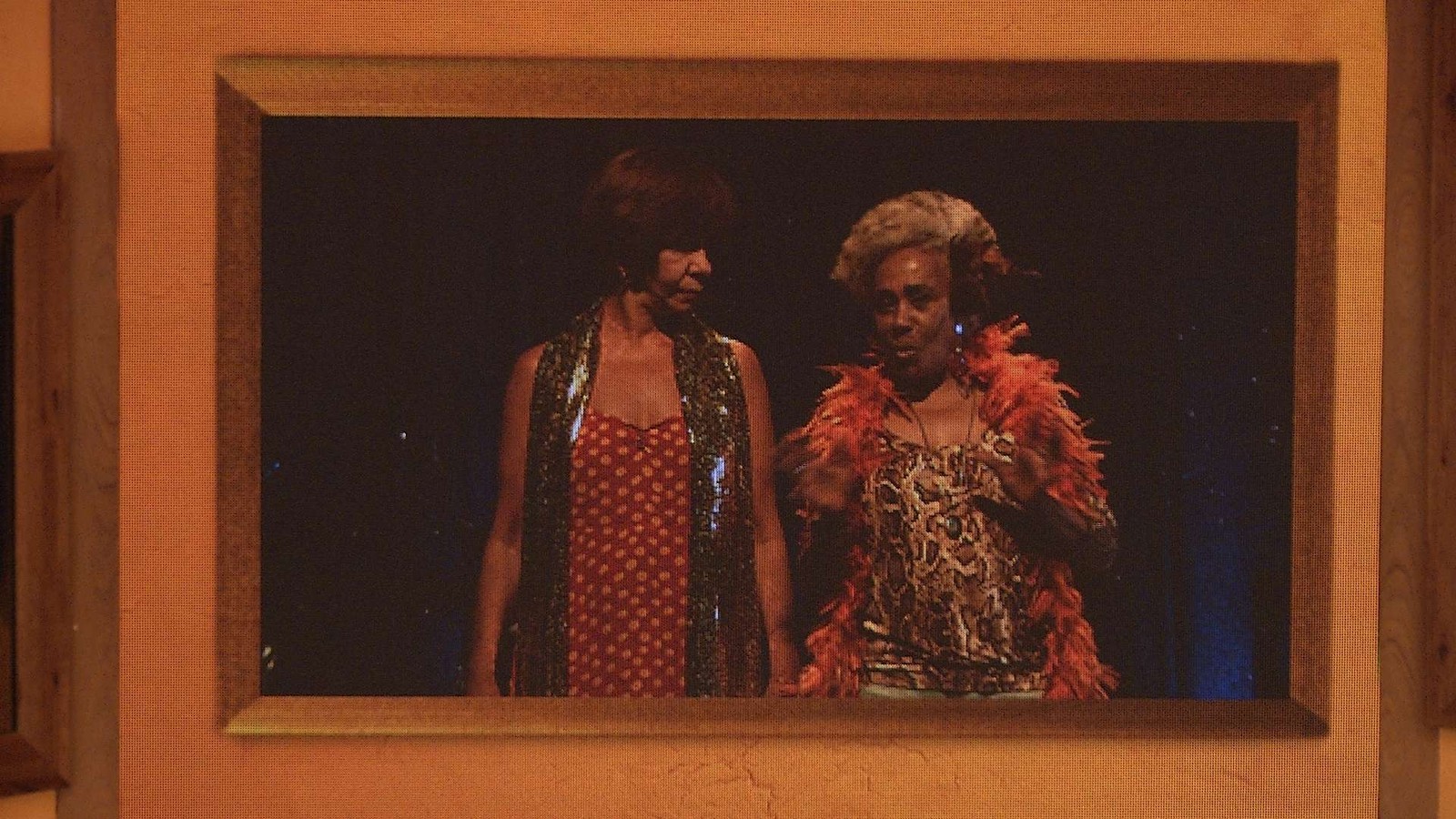 Confinados assistem ao vídeo antes da Festa Disco BBB18