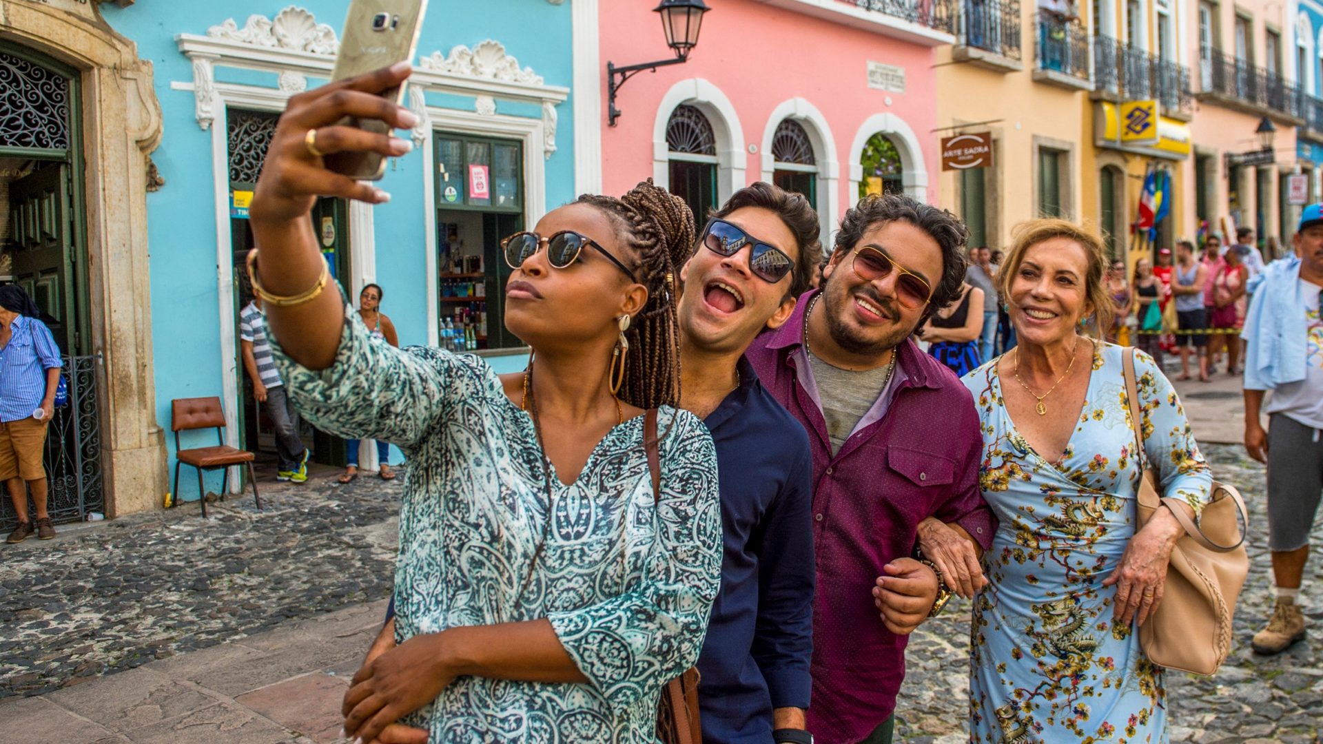 Roberta Rodrigues tira selfie no Pelourinho com Armando Babaioff , Luis Lobianco e Arlete Salles