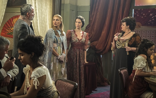 Elisabeta (NathaliaDill) e Jane (Pamela Tomé) vão parar num bordel e quase são leiloadas