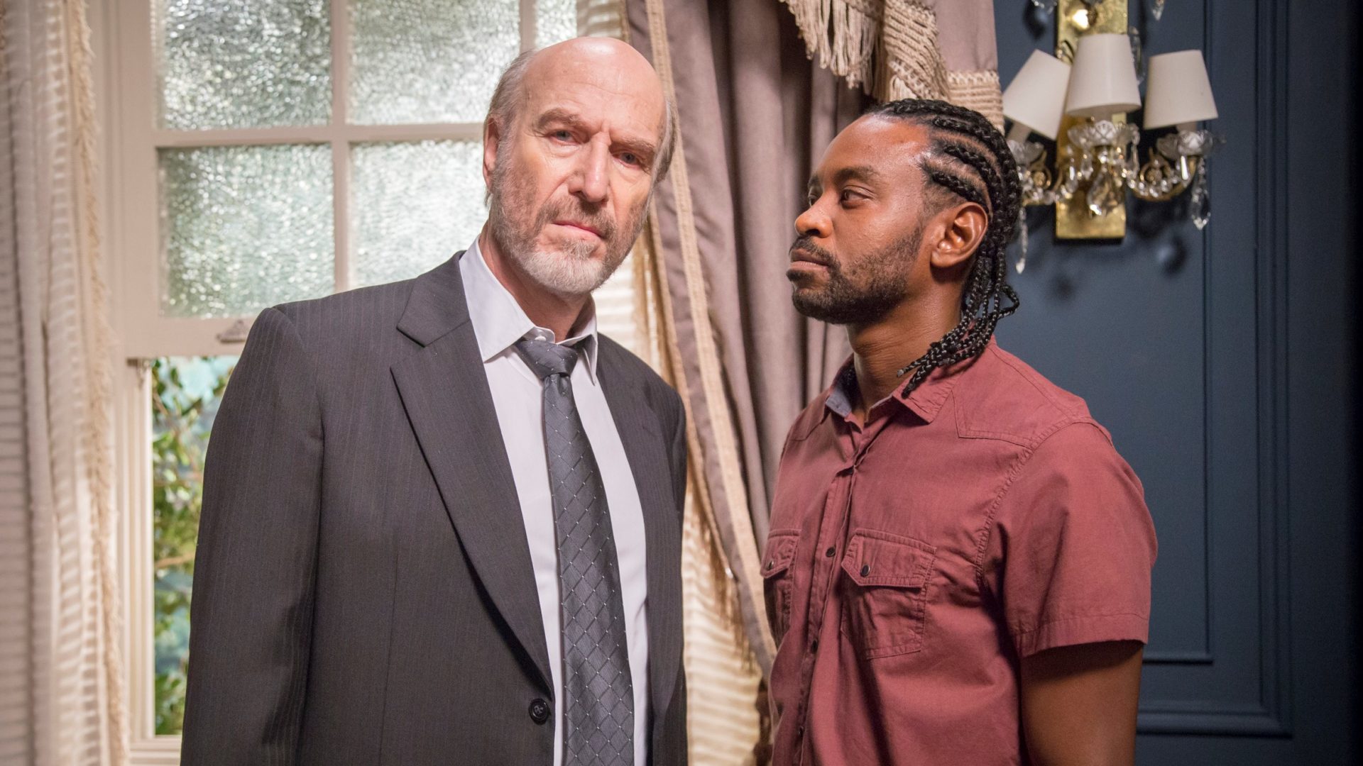 Severo (Odilon Wagner) e Roberval (Fabrício Boliveira) em Segundo Sol