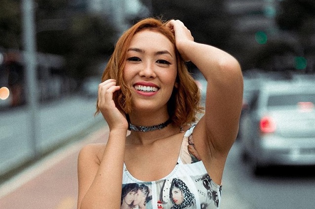 Ana Hikari: visual ruivo e muita história para contar com apenas 23 anos (Foto: Luís Dalvan)