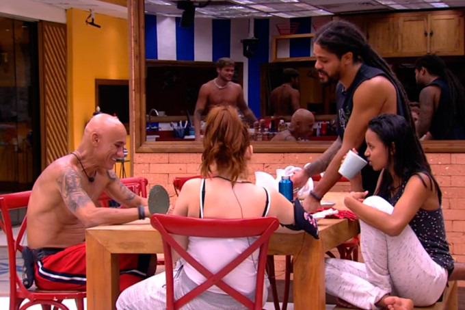 Viegas e Ayrton se estranham na cozinha do BBB18 (Divulgação)