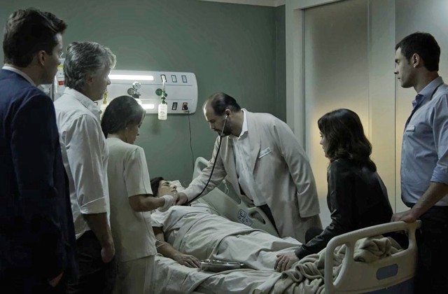 Beth (Gloria Pires) tem febre apos doacao de rim em O Outro Lado do Paraiso