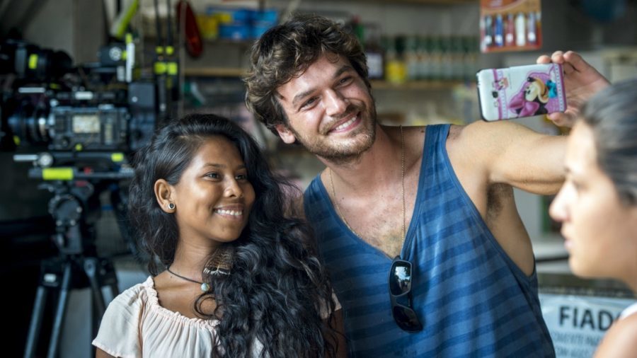 Emilio Dantas como Beto Falcão nas gravações de Segundo Sol