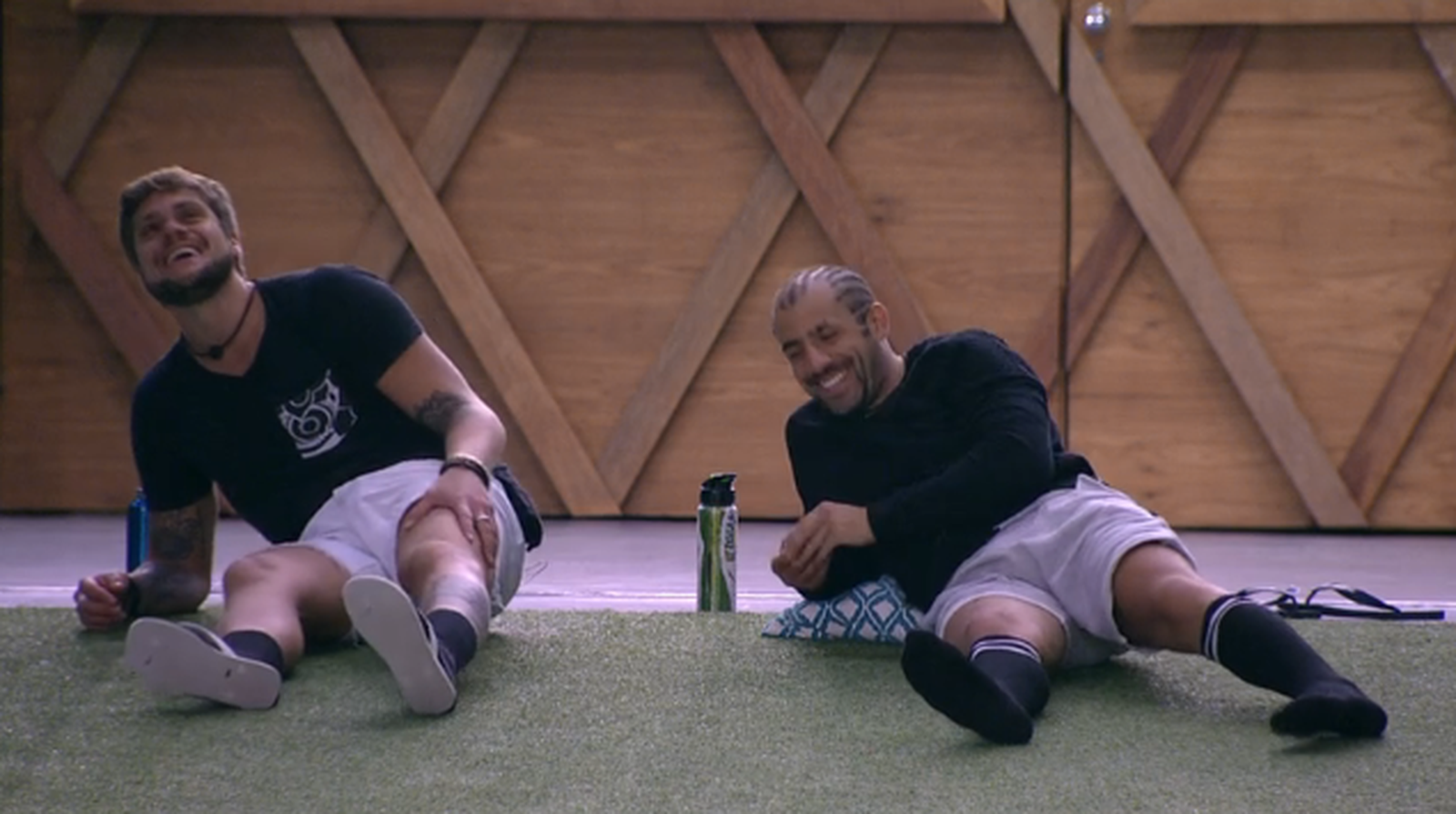 Breno e Kaysar conversam na área externa da casa do BBB18 (Reprodução)