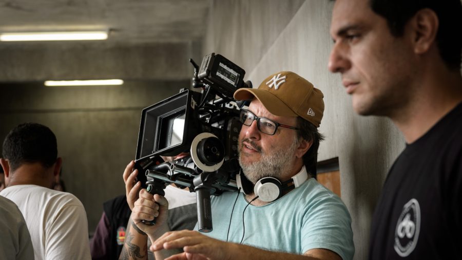 O diretor-geral da série, José Eduardo Belmonte, em ação, preparando o elenco no set.