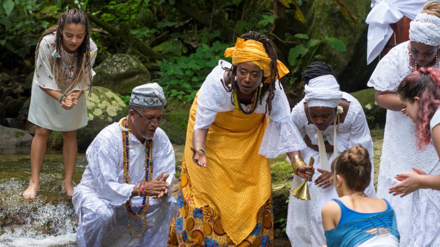 Cerimônia seguindo. Amanda ( Pally Siqueira ), Talíssia ( Luellem de Castro ), Simone ( Dani Ornellas ), Verena ( Joana Borges ) e Úrsula ( Guilhermina Libanio ) em Malhação: Vidas Brasileiras
