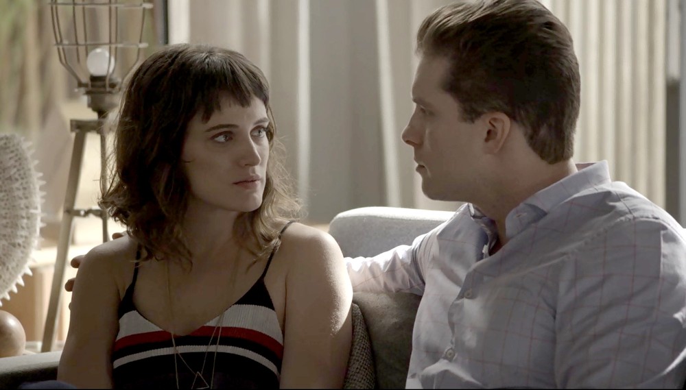 Clara (Bianca Bin) e Patrick (Thiago Fragoso) de O Outro Lado do Paraiso