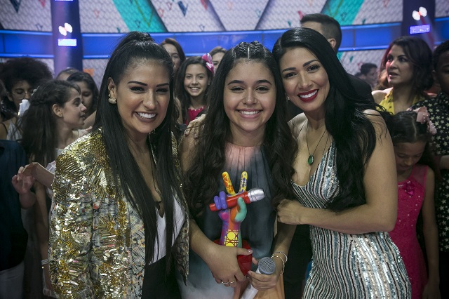 Eduarda Brasil comemora título do The Voice Kids ao lado das técnicas Simara e Simaria