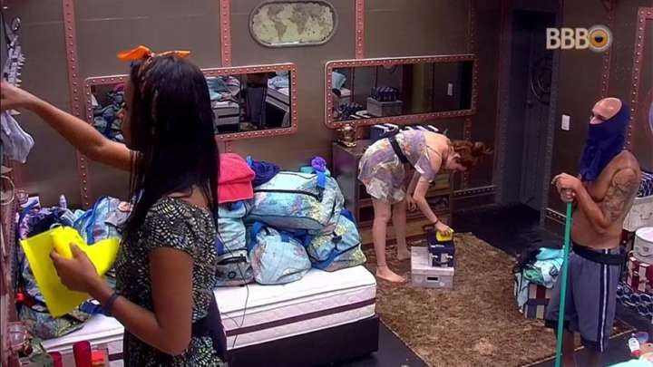 Ana Clara leva bronca da produção após mexer em malas de outros brothers