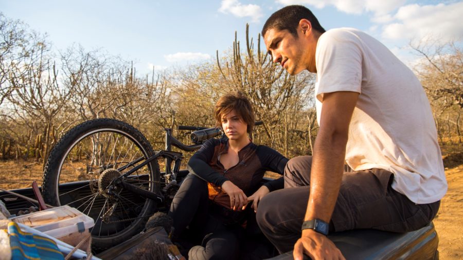 Hermano (Gabriel Leone) oferece carona a Maria (Alice Wegmann) em Onde Nascem Os Fortes