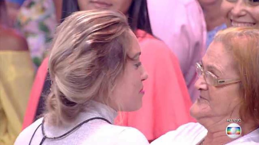 Jéssica e dona Maria da Penha, uma senhora de 70 anos fã de TV