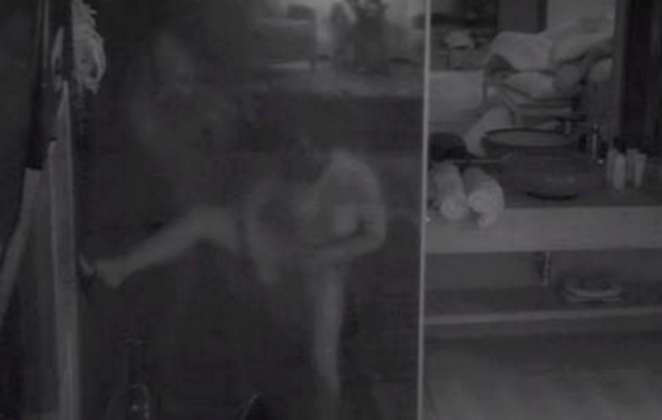 Jéssica se depila em banho com Kaysar no BBB18 (Divulgação)