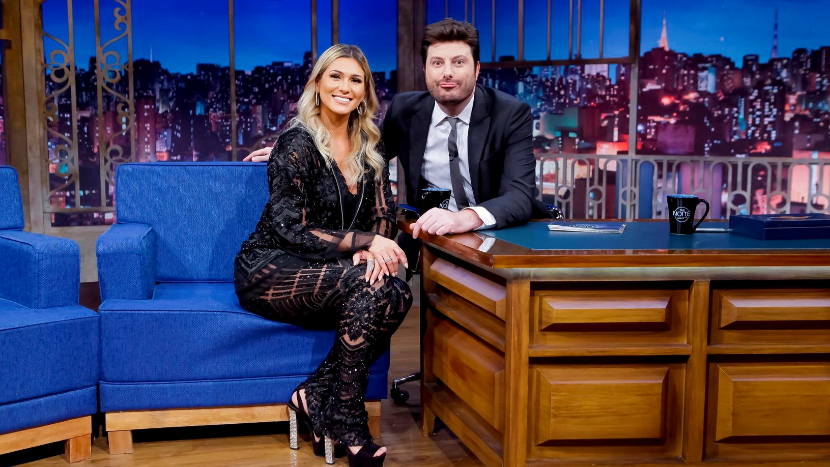 Lívia Andrade e Danilo Gentili no The Noite