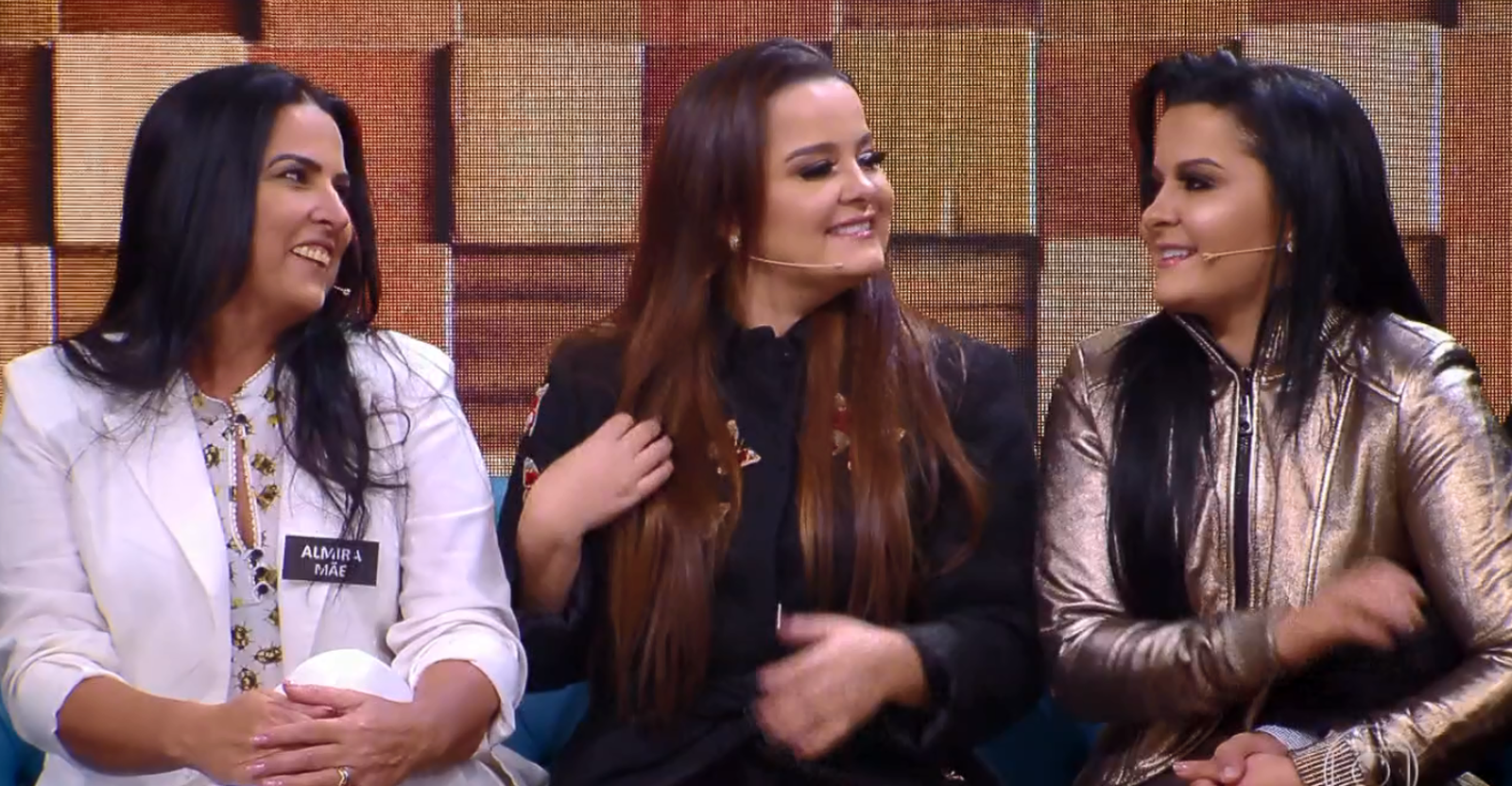 Maiara e Maraisa com a mae, Almira, no Tamanho Familia