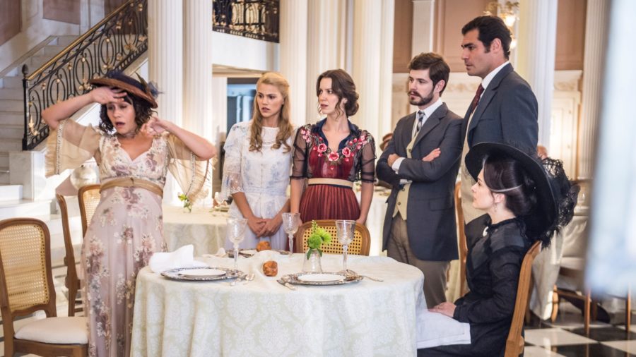 Darcy (Thiago Lacerda) e Camilo (Maurício Destri) chegam surpreendendo Jane (Pamela Tomé), Susana (Alessandra Negrini) e Elisabeta (Nathalia Dill)