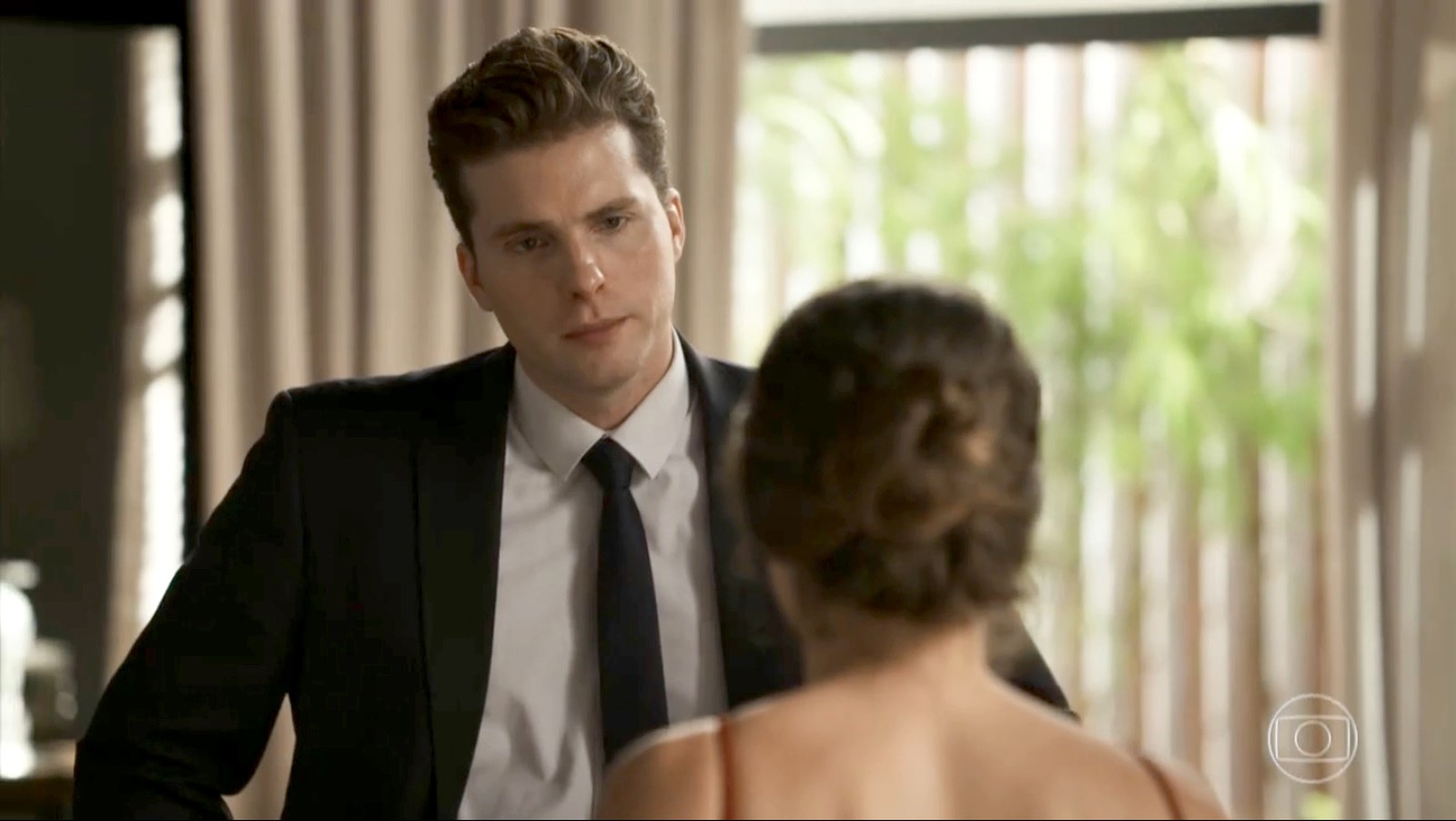 Patrick (Thiago Fragoso) e Clara (Bianca Bin) em O Outro Lado do Paraíso