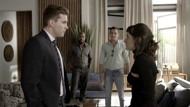 Patrick (Thiago Fragoso), Radu (Thiago Thome), Gael (Sergio Guize) e Clara (Bianca Bin) de O Outro Lado do Paraiso