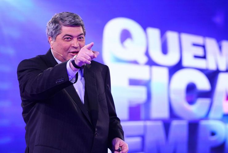 Datena comanda game-show Quem Fica em Pé?