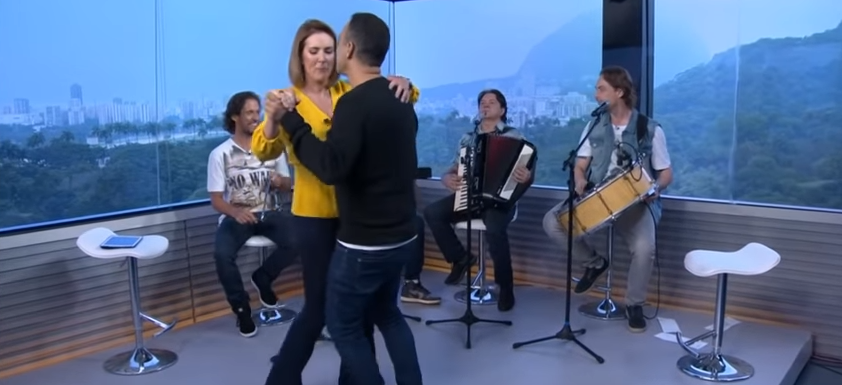 Renata Capucci mete dança e termina RJ1 dançando forró