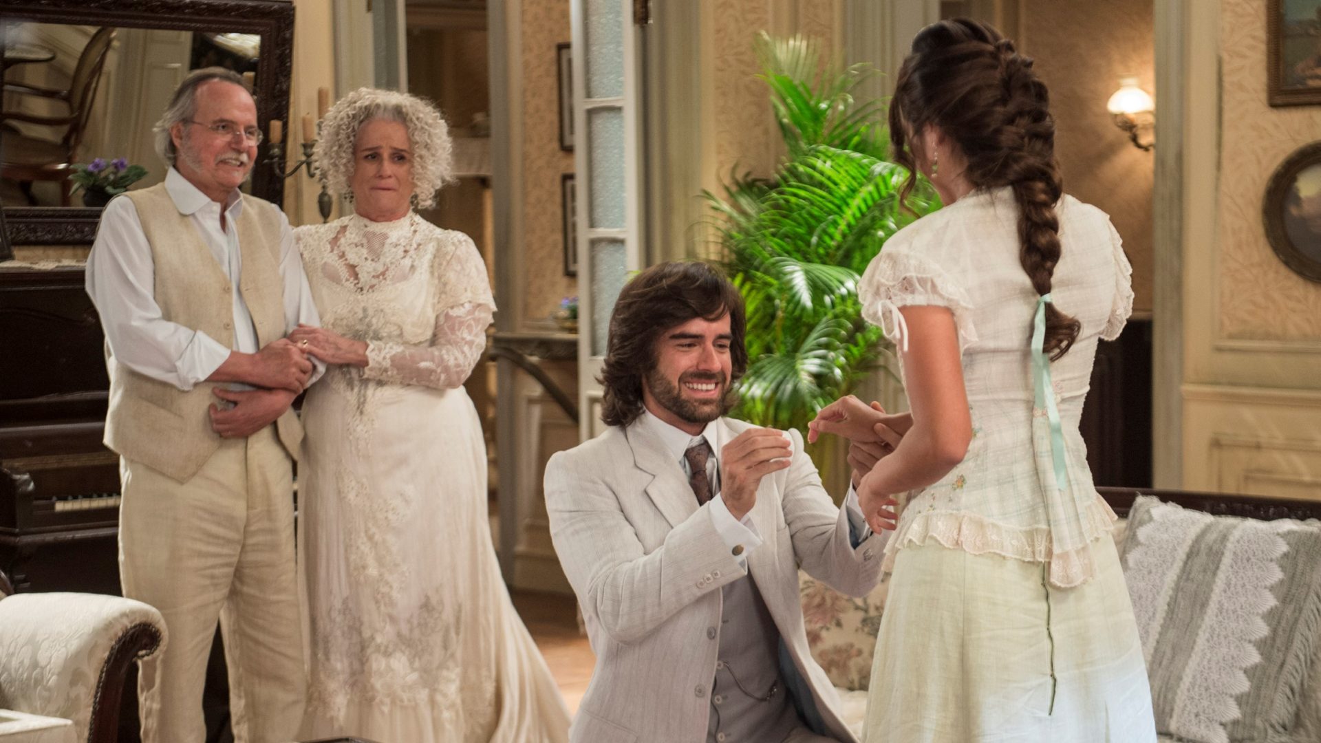 Romulo (Marcos Pitombo) , Cecilia (Anaju Dorigon) Felisberto (Tato Gabus Mendes) e Ofélia (Vera Holtz) em Orgulho e Paixão