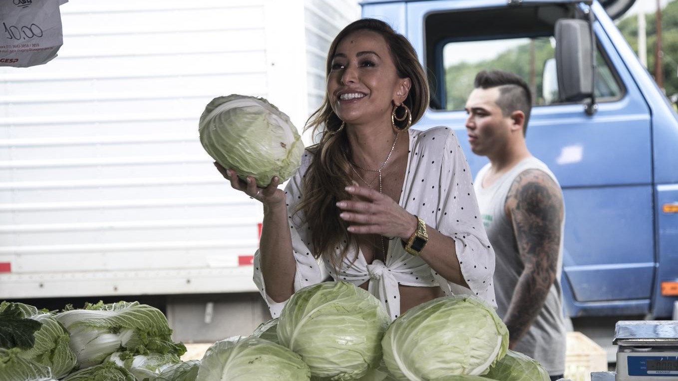 Sabrina Sato passa um dia como feirante em Barueri