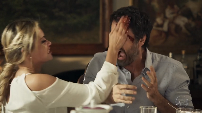 Samuel e Suzy em guerra de comida em O Outro Lado do Paraíso