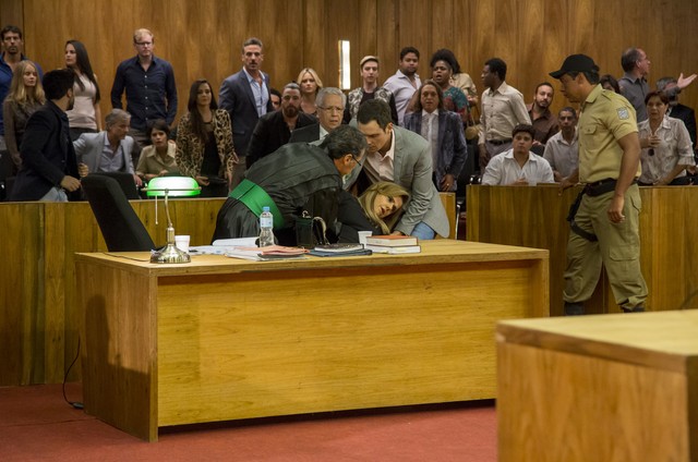 Sophia (Marieta Severo) sofre AVC no tribunal em O Outro Lado do Paraiso