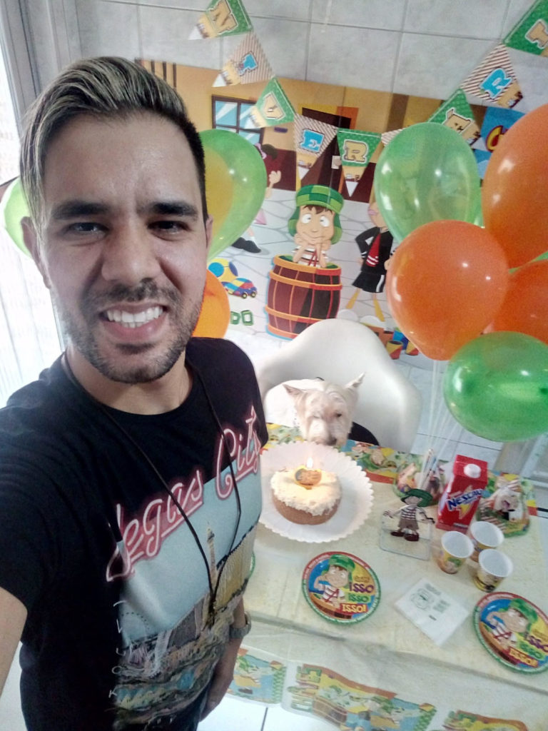 Thiaggo Camilo com seu animal de estimacao, Iggy