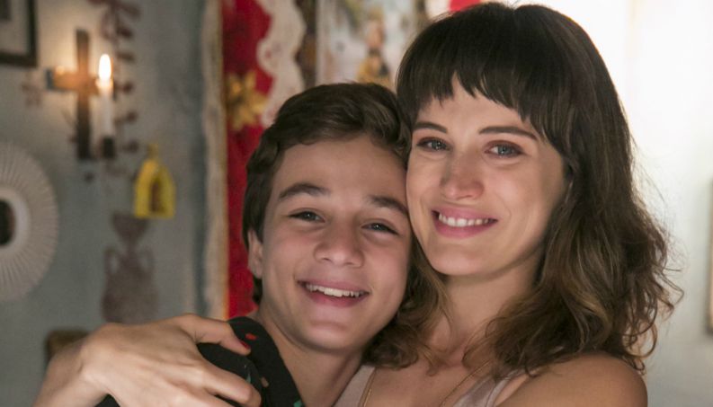 Tomaz (Vitor Figueiredo) e Clara (Bianca Bin) de O Outro Lado do Paraíso