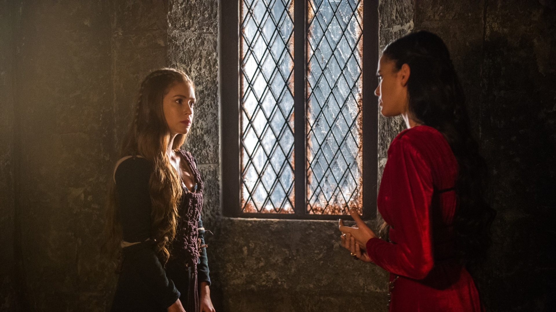 Catarina (Bruna Marquezine) e Amália (Marina Ruy Barbosa), em Deus Salve o Rei, da Globo